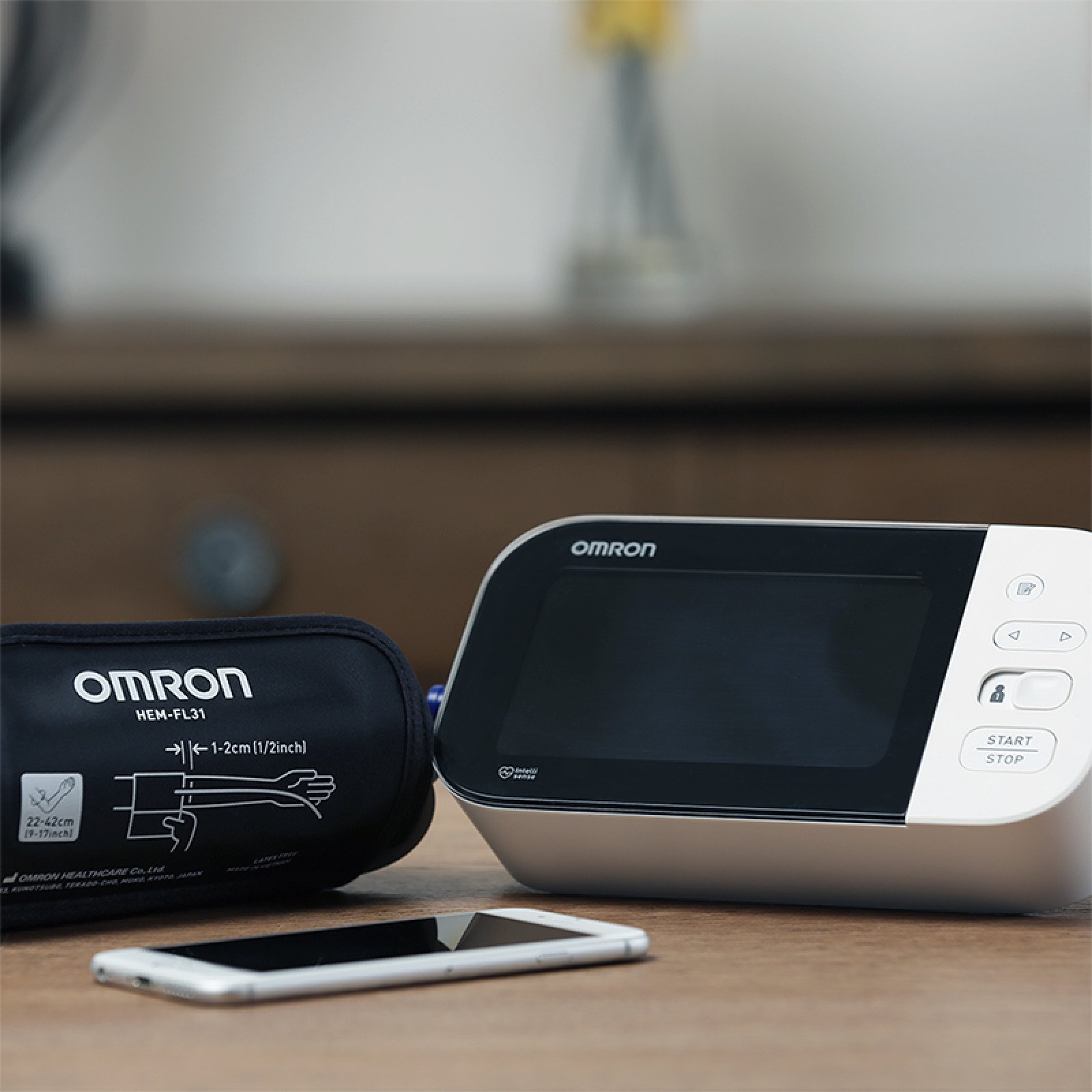 10 Series Upper Arm Blood Pressure Monitor - BP7450 - lifestyle 2 | OMRON